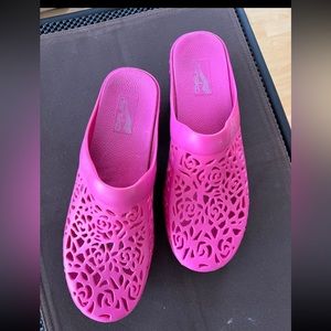 Dansko Pink Laser print floral “pippa” clogs size EU 38, gently used